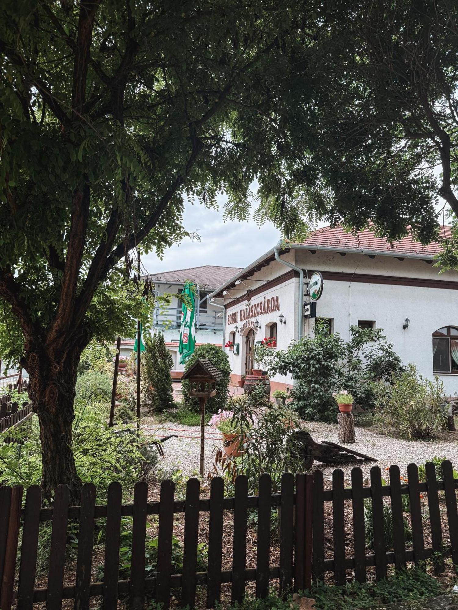 Sobri Halaszcsarda Es Panzio บายา ภายนอก รูปภาพ