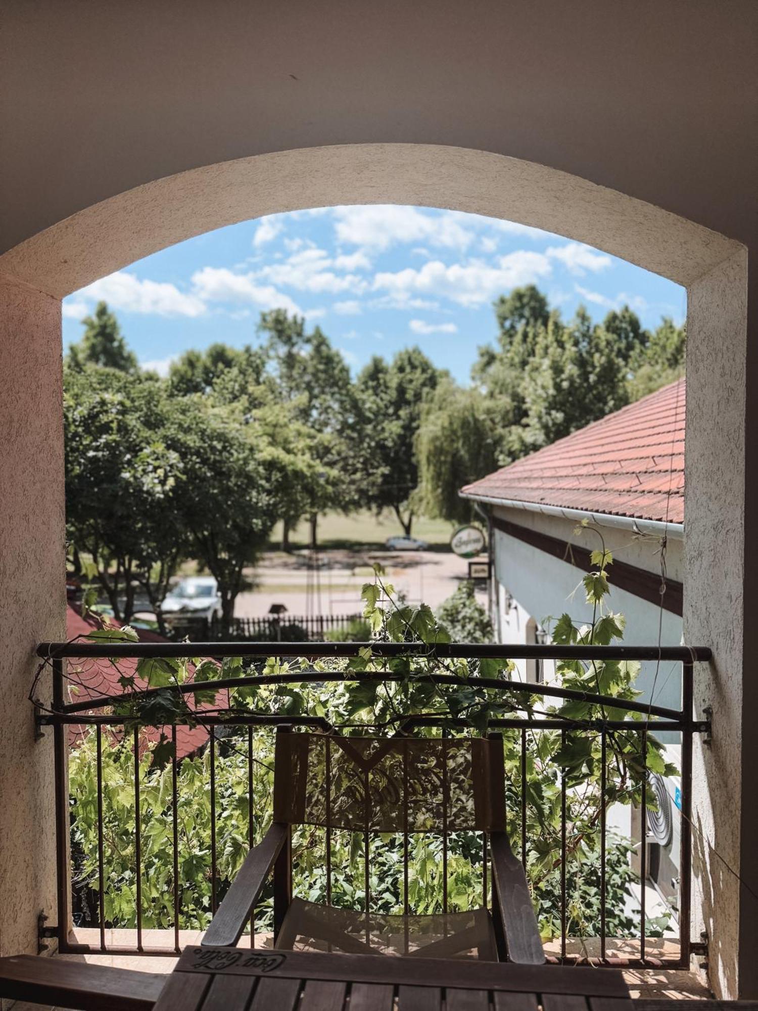 Sobri Halaszcsarda Es Panzio บายา ภายนอก รูปภาพ