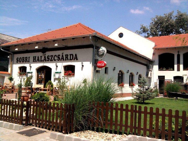 Sobri Halaszcsarda Es Panzio บายา ภายนอก รูปภาพ